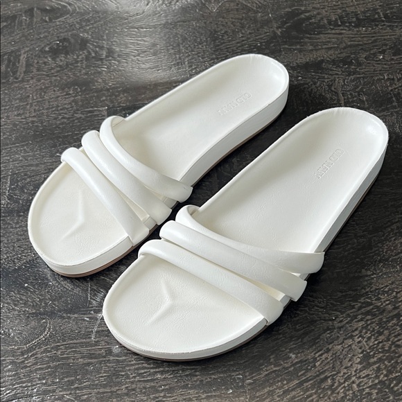 Old Navy White Sandals Minimalist Slip-On Design - Picture 3 of 5